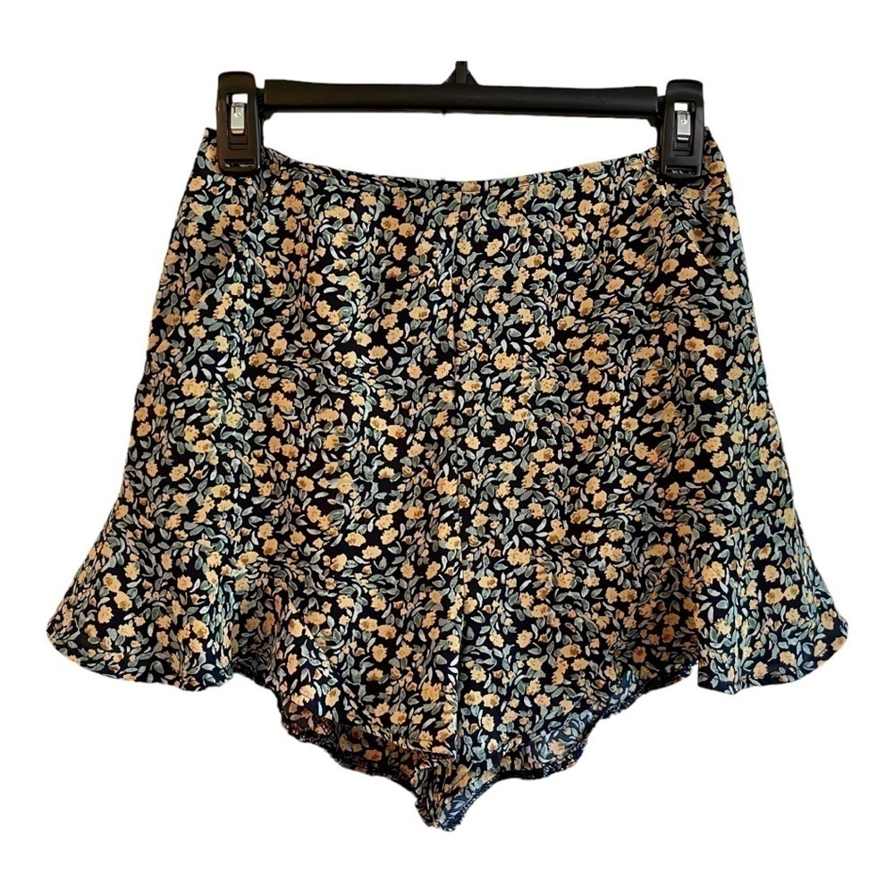 SHE+SKY, NWOT,WOMENS DRESSY SHORTS. NAVY BACKGROUND,YELLOW FLORAL PRINT. SIZE S